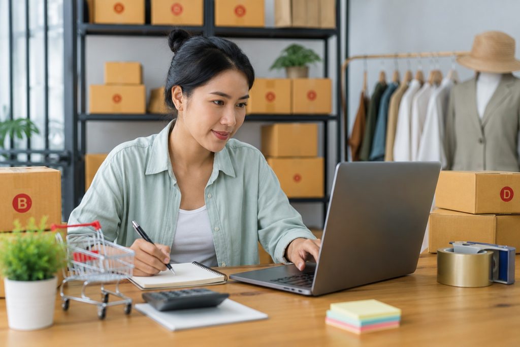 Pelaku UMKM mengelola bisnis digital melalui laptop sebagai persiapan mengikuti sertifikasi Global Entrepreneur dan ekspor digital.